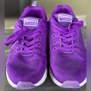 Like new purple sneakers